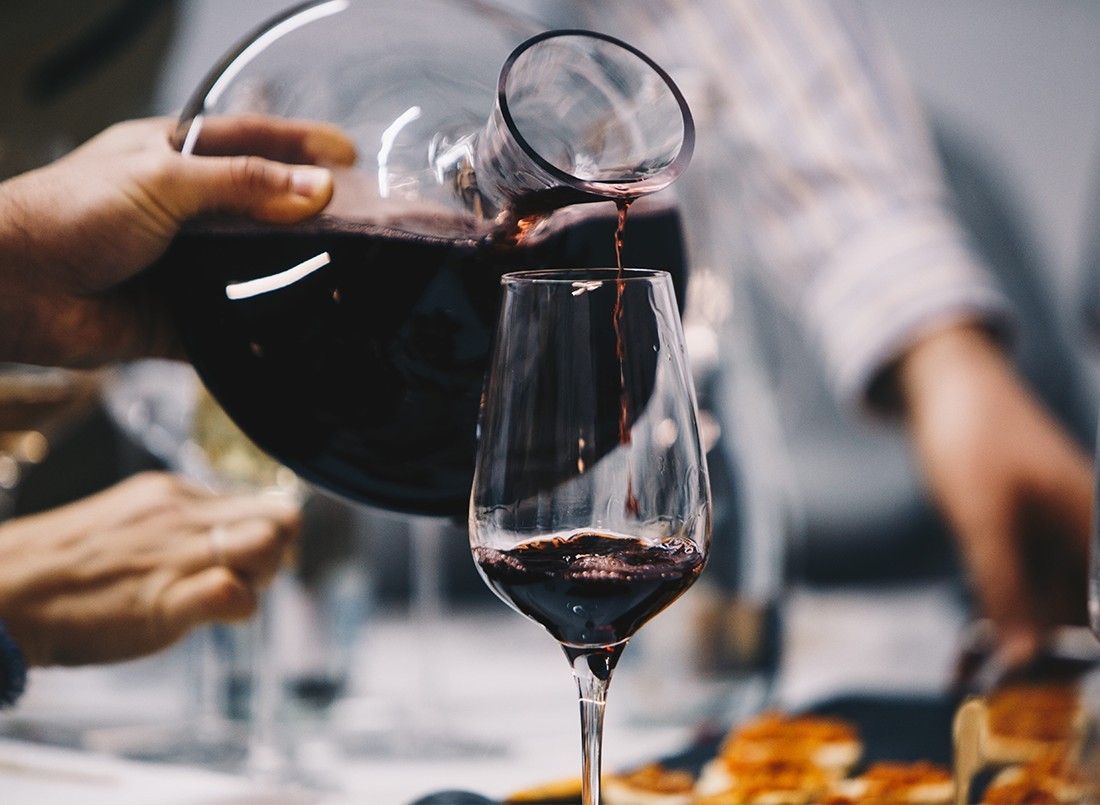 Servir le vin comme un expert : Étapes et astuces